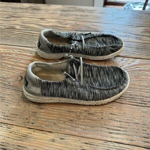 Hey Dude shoes men’s 8 great condition black/gray